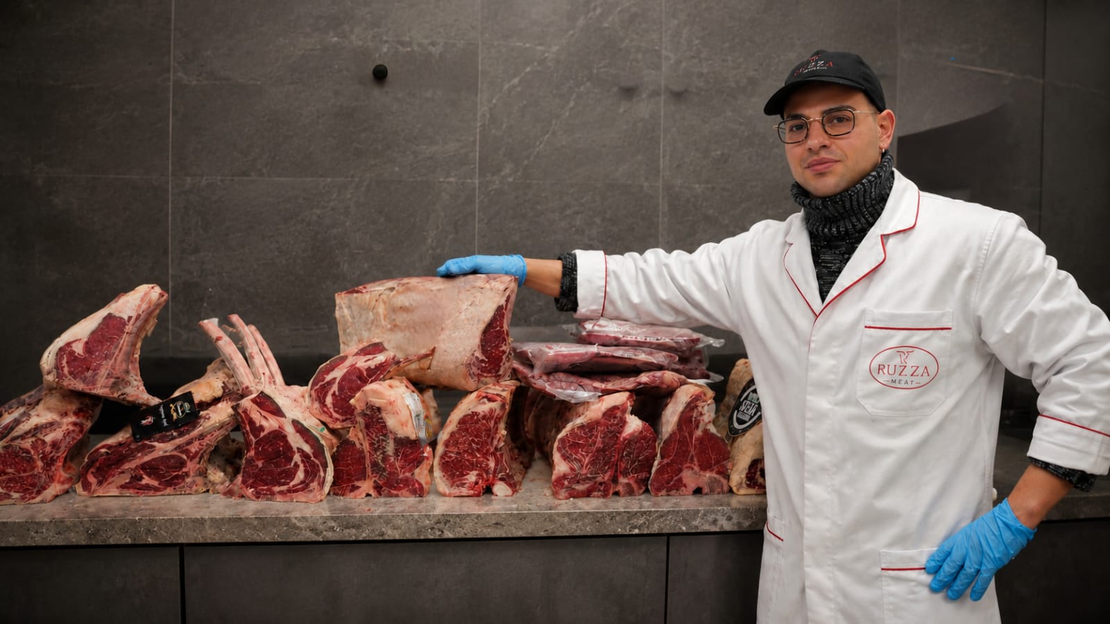 Giacomo Ruzza nel suo laboratorio con i tagli selezionati